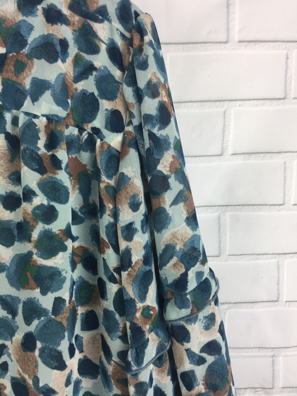 Belle by Kim Gravel Savanna Print Top Size XL Ruffle Detail Long Balloon Sleeves - Picture 6 of 11